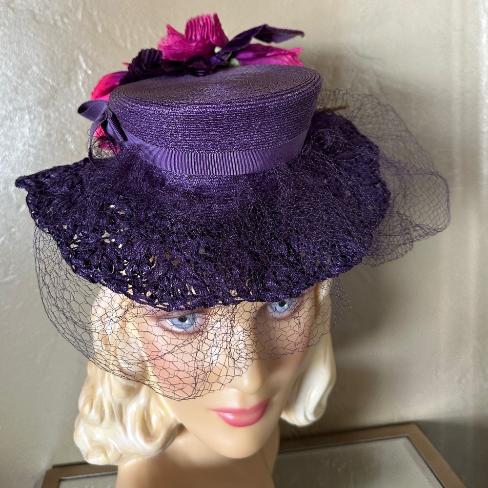 FABULOUS 1940s' PURPLE FEDORA/ "CROCHETED" BRIM + FABRIC FLOWERS & MATCHING VEIL - Picture 4 of 14
